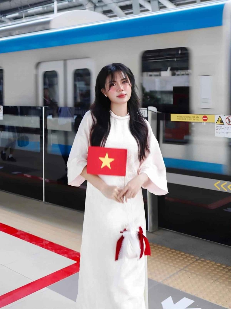 Trend chup anh Tet tai tuyen metro so 1 TP.HCM gay bao mang-Hinh-3