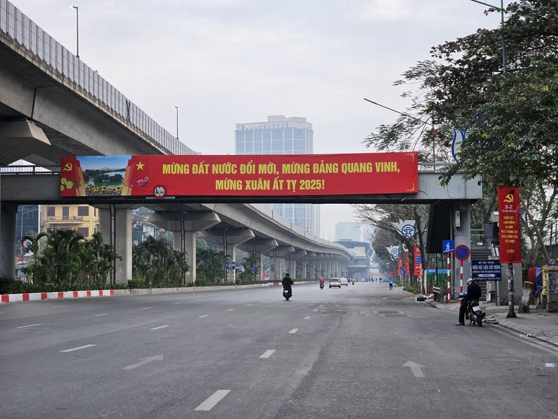 Chum anh: Ha Noi binh yen, sau lang sang mung 1 Tet At Ty.-Hinh-2