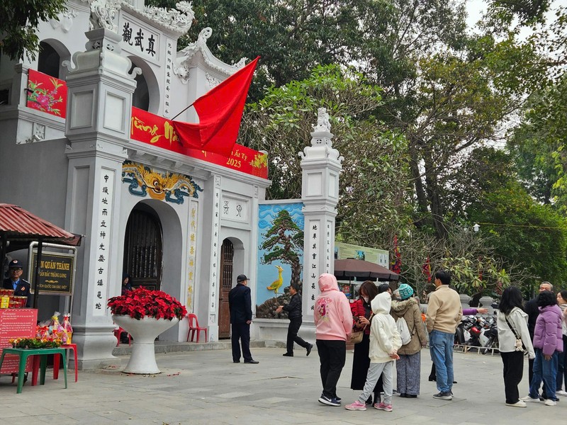 Nguoi dan Ha Noi no nuc di le chua ngay mung 1 Tet At Ty-Hinh-2