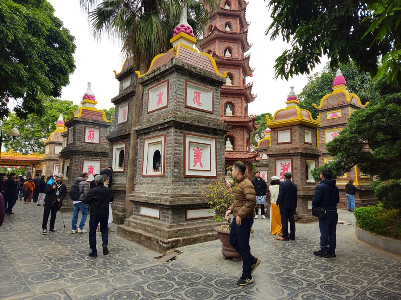 Nguoi dan Ha Noi no nuc di le chua ngay mung 1 Tet At Ty-Hinh-5