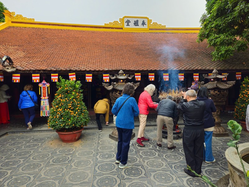 Nguoi dan Ha Noi no nuc di le chua ngay mung 1 Tet At Ty-Hinh-6