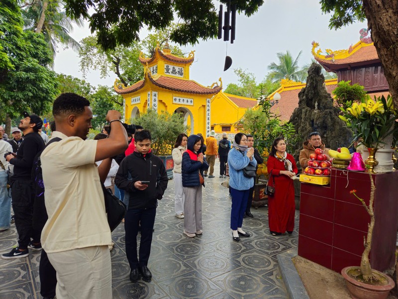 Nguoi dan Ha Noi no nuc di le chua ngay mung 1 Tet At Ty-Hinh-8