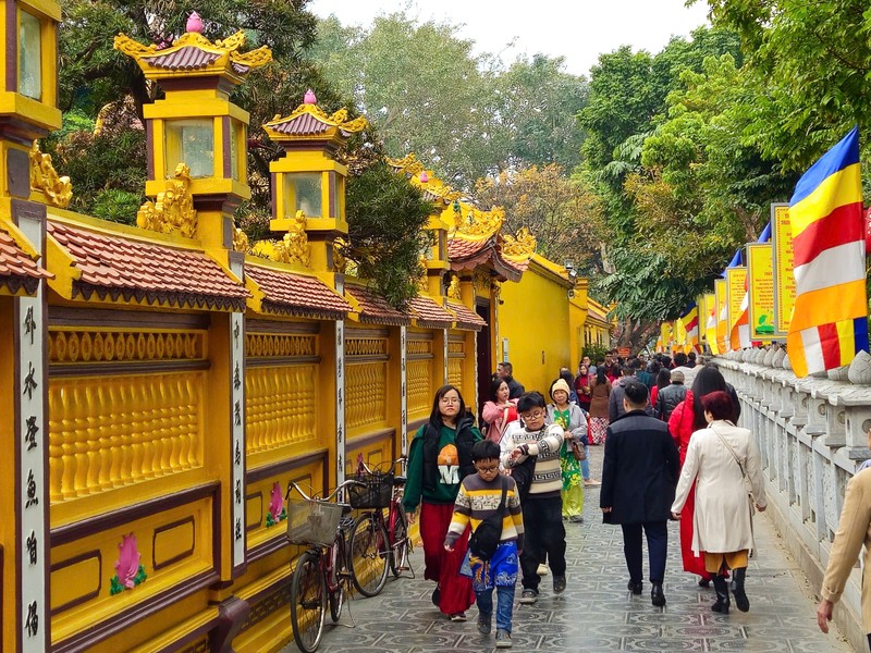 Nguoi dan Ha Noi no nuc di le chua ngay mung 1 Tet At Ty-Hinh-9