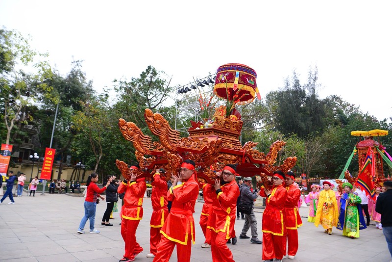 Tung bung Le hoi Go Dong Da 2025, du khach thap phuong ve dang huong-Hinh-4