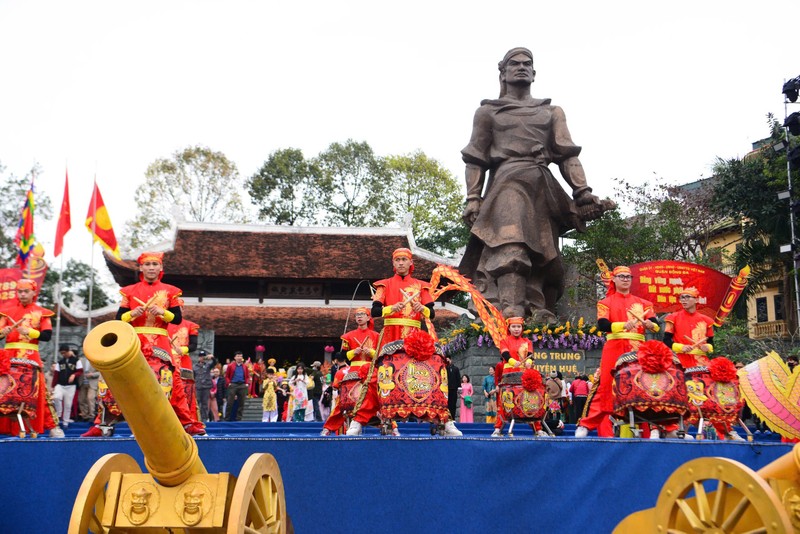 Tung bung Le hoi Go Dong Da 2025, du khach thap phuong ve dang huong