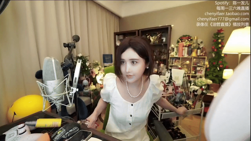 View - 	Nữ streamer quên kéo khóa áo vẫn thản nhiên như không việc gì
