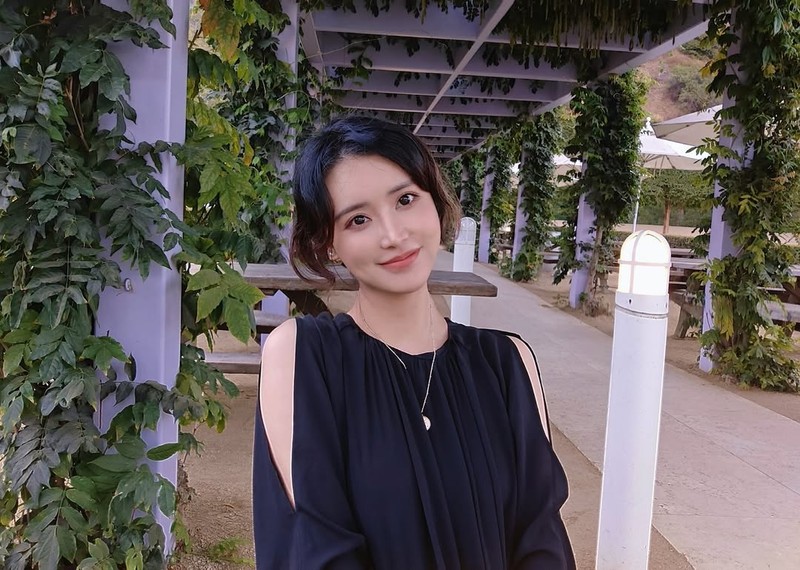 Quen keo khoa ao, nu streamer van than nhien nhu khong viec gi-Hinh-9