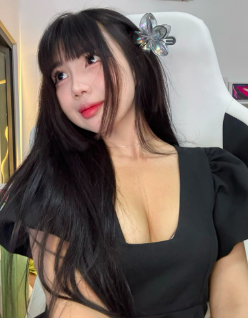 Nu streamer ru fan choi game, voc dang nong bong mien che-Hinh-2