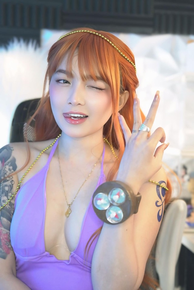 Hot girl Nhat Ban tro tai cosplay Nami, nuot na khong ti vet