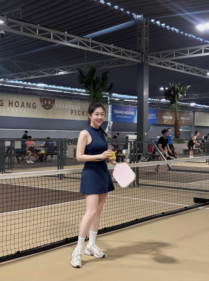 Nu tiep vien truong cua Vietnam Airlines gia nhap pickleball sau lay chong