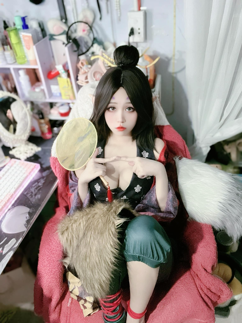 Cosplay ho ly Binh Binh, nu coser Viet Nam gay bao coi mang-Hinh-3