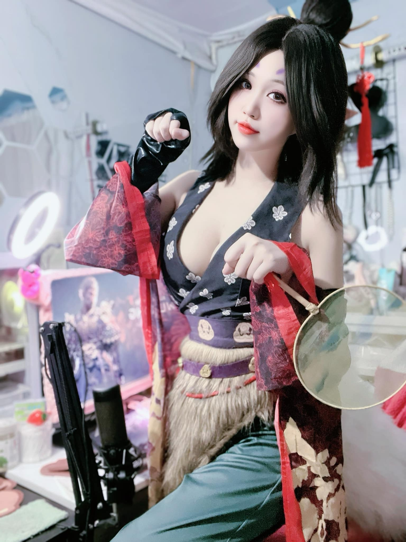 Cosplay ho ly Binh Binh, nu coser Viet Nam gay bao coi mang