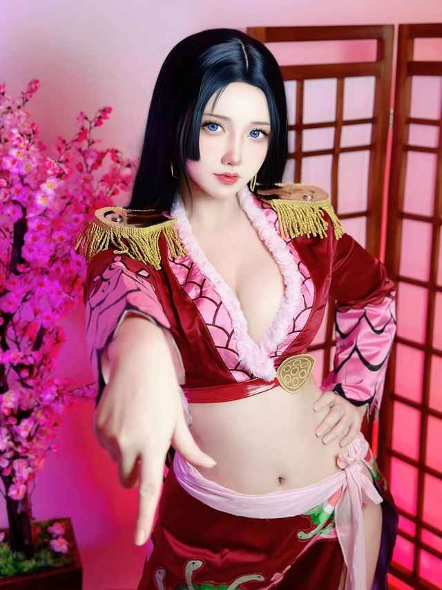 Gai xinh cosplay One Piece khoe vong 1 quyen ru-Hinh-2