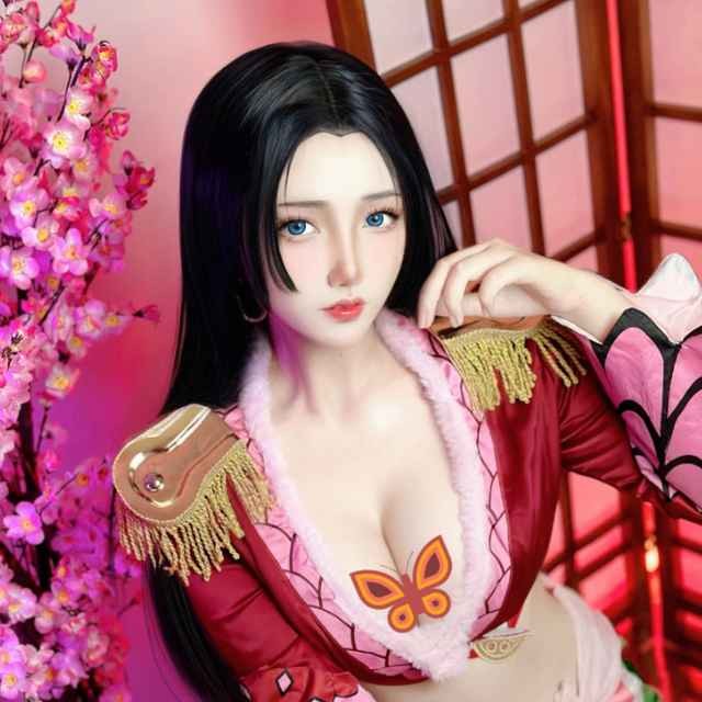 Gai xinh cosplay One Piece khoe vong 1 quyen ru