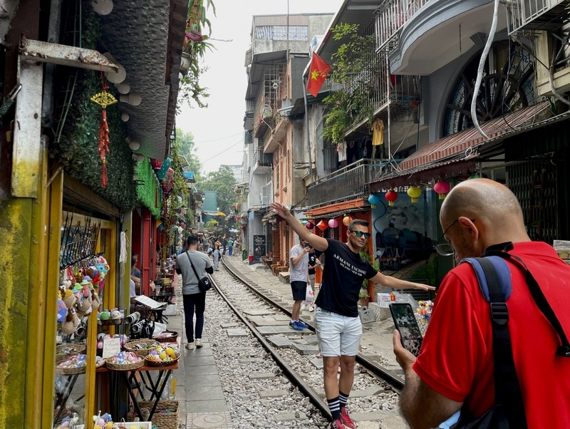 Ha Noi: Khong gioi thieu tour den khu ca phe duong tau-Hinh-3