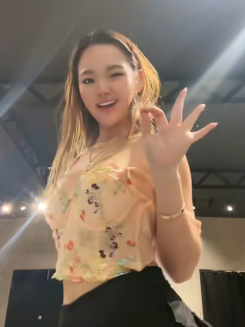 Dung truoc guong nhay TikTok, nu streamer lo 