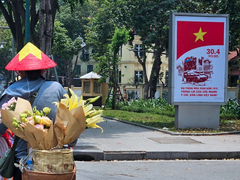 View - 	Hà Nội rực rỡ cờ hoa chào mừng ngày thống nhất Đất nước