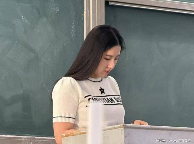 View - 	Nữ giảng viên giống hệt Lưu Diệc Phi gây bão khắp cõi mạng