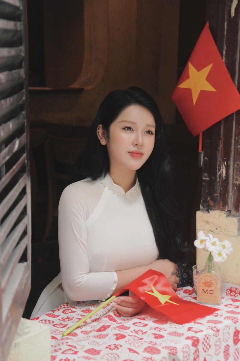 Co giao Vat ly gay bao khi day online dien ao dai cuc me