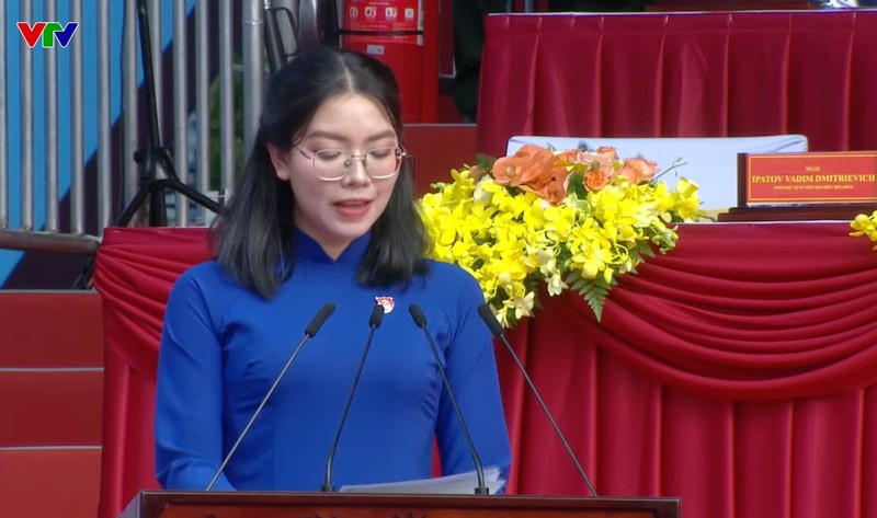 Nu uy vien tre phat bieu tai le dieu binh, dieu hanh 30/4