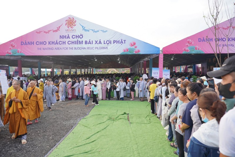 Dong dao nguoi dan cung kinh chiem bai xa loi Duc Phat-Hinh-3