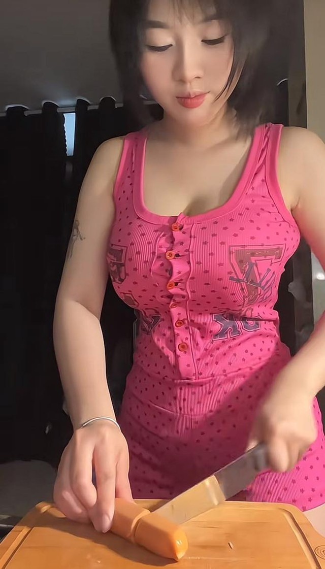 Day nau an tren TikTok, hot girl de lo khoanh khac 