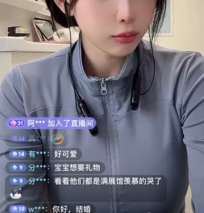 Bi xem chua livestream, hot girl xinh dep thang thung 
