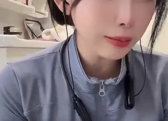 Bi xem chua livestream, hot girl xinh dep thang thung 