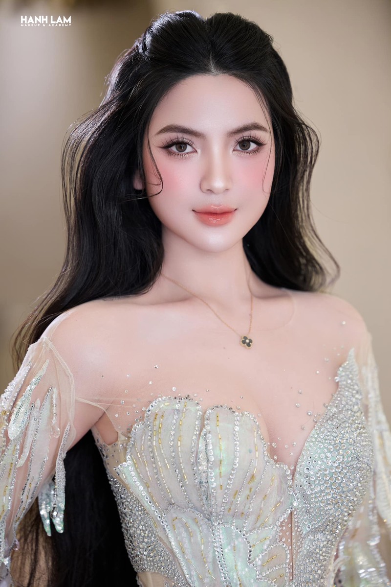 Khoanh khac Chu Thanh Huyen buoc ra tu xe hop nhu 