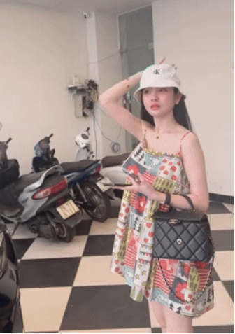 Khoanh khac Chu Thanh Huyen buoc ra tu xe hop nhu 