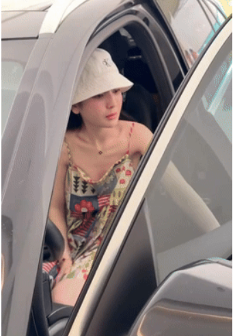 Khoanh khac Chu Thanh Huyen buoc ra tu xe hop nhu 