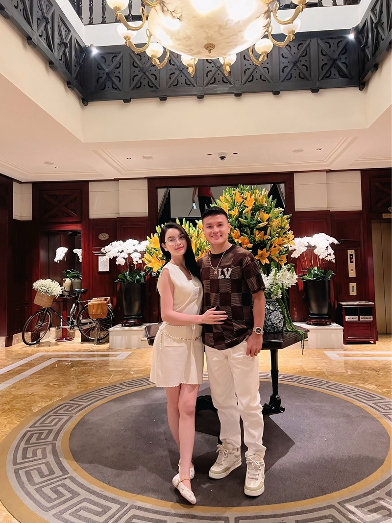 Khoanh khac Chu Thanh Huyen buoc ra tu xe hop nhu 