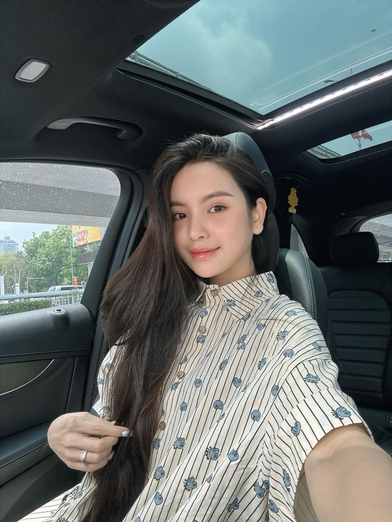 Khoanh khac Chu Thanh Huyen buoc ra tu xe hop nhu 