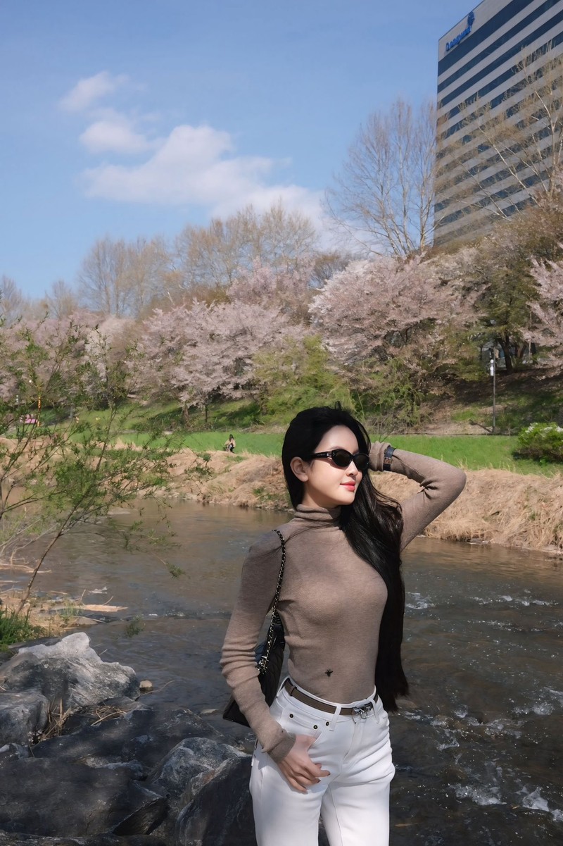 Khoanh khac Chu Thanh Huyen buoc ra tu xe hop nhu 