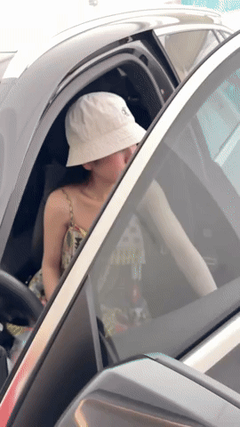 Khoanh khac Chu Thanh Huyen buoc ra tu xe hop nhu 