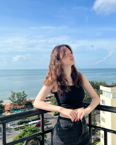 Em gai thu mon Dang Van Lam khoe ve goi cam o tuoi 18-Hinh-10