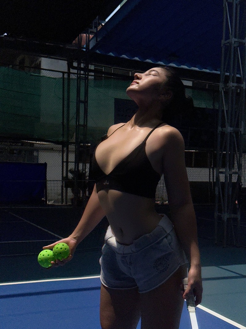 An mac kho hieu phoi nang o san pickleball, gai xinh gay chu y
