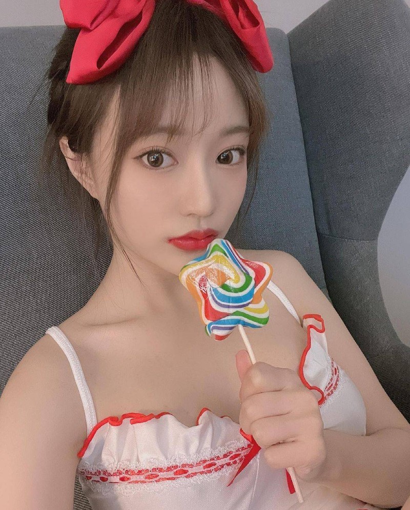 Nu streamer xinh dep nhan an phat nang vi hanh dong 