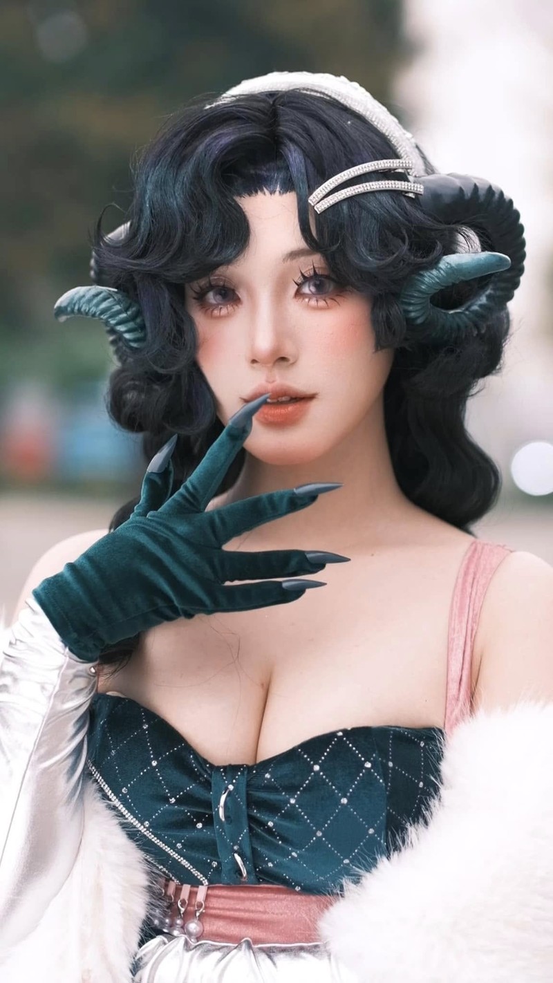 Nu coser khoe khoanh khac tay trang, mat moc ra sao?-Hinh-2