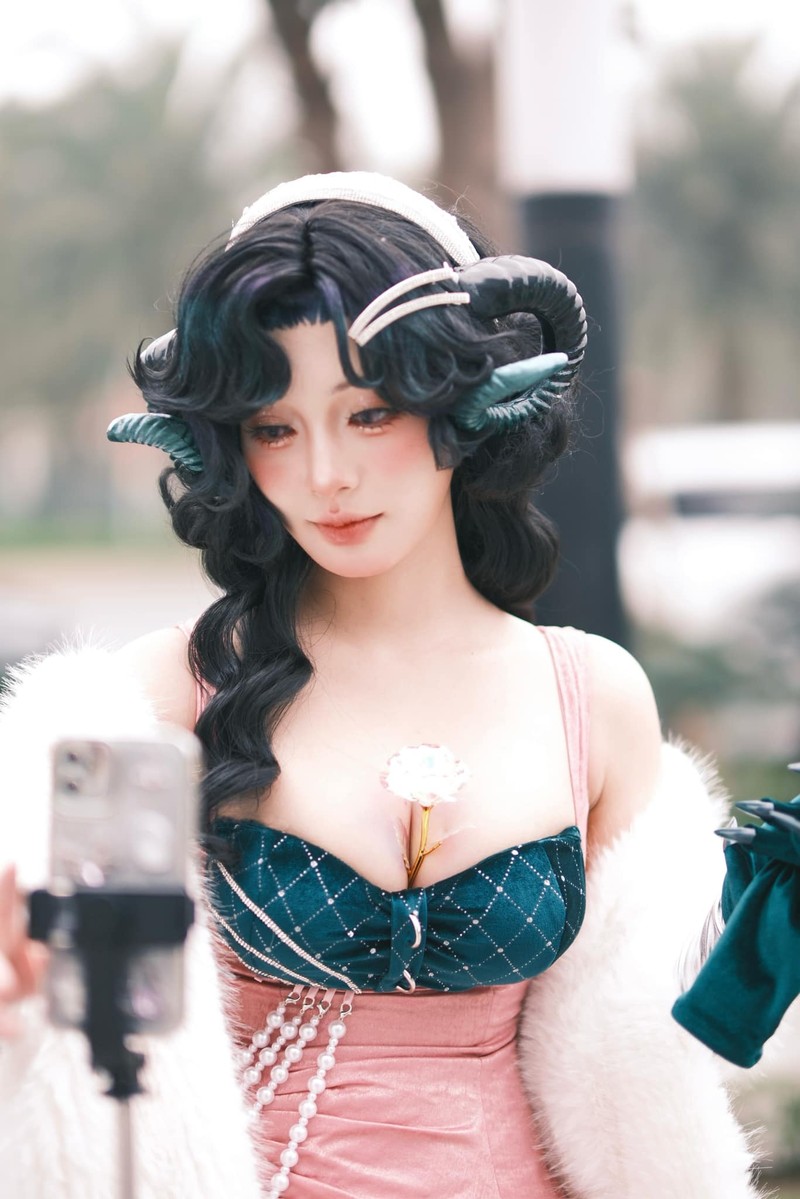 Nu coser khoe khoanh khac tay trang, mat moc ra sao?-Hinh-3