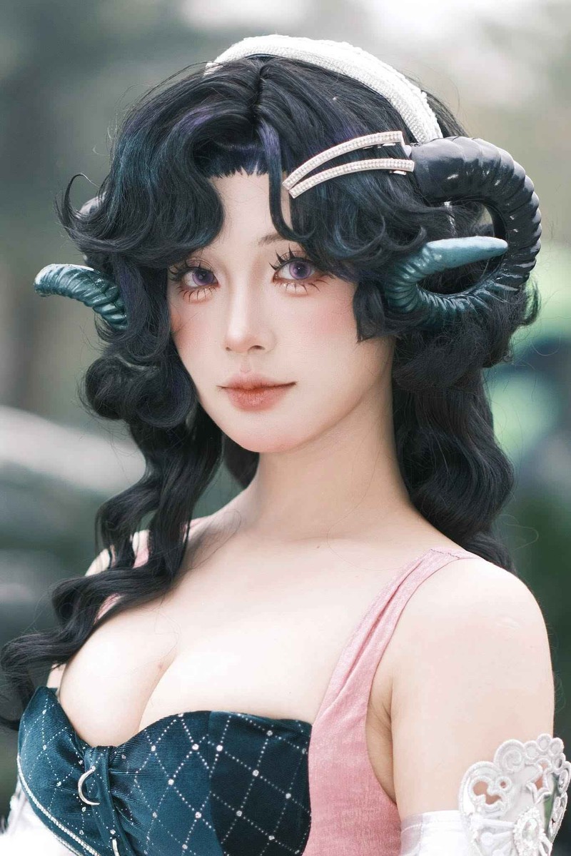 Nu coser khoe khoanh khac tay trang, mat moc ra sao?-Hinh-4