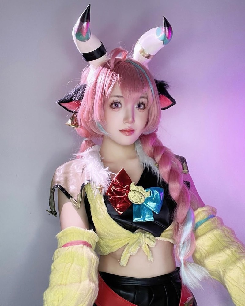 Nu coser khoe khoanh khac tay trang, mat moc ra sao?-Hinh-6
