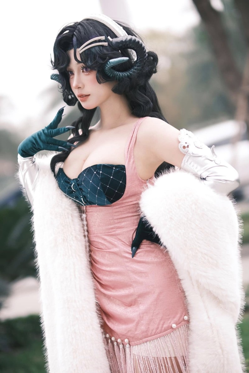 Nu coser khoe khoanh khac tay trang, mat moc ra sao?-Hinh-7