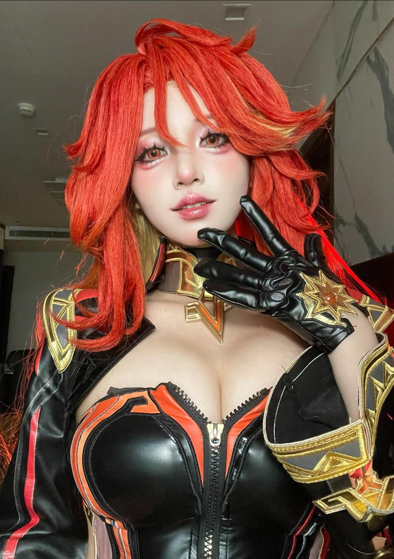 Nu coser khoe khoanh khac tay trang, mat moc ra sao?-Hinh-9