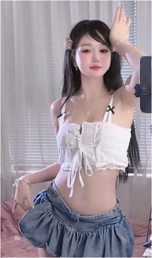 30 giay khoe vu dao, nu streamer Phan Hoang Thien Thy gay bao mang-Hinh-2