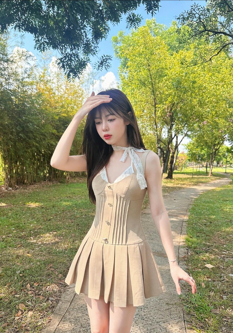 Gai xinh Hung Yen khoe vong eo 10 diem, doi chan 