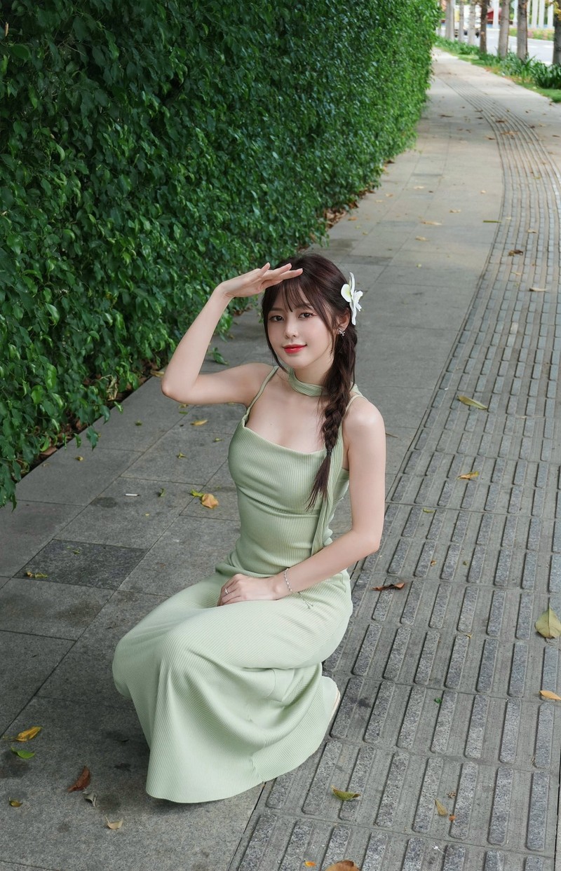 Gai xinh Hung Yen khoe vong eo 10 diem, doi chan 