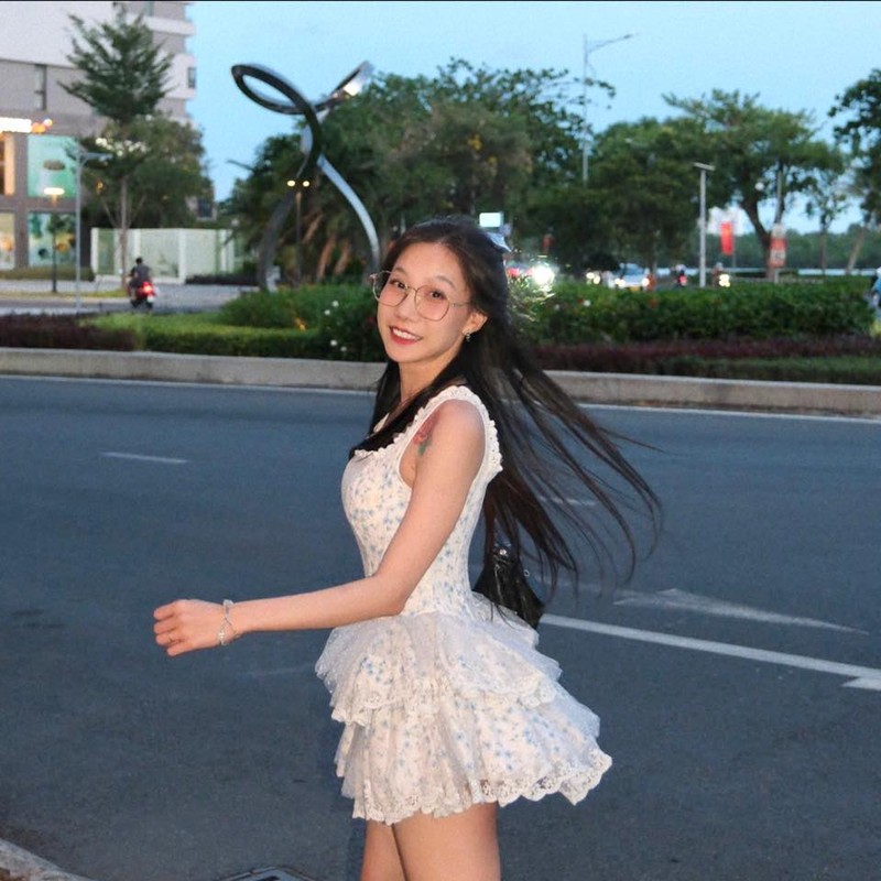 Nu streamer ca tinh Alicia Meow khoe anh lan bien ngam la me-Hinh-4