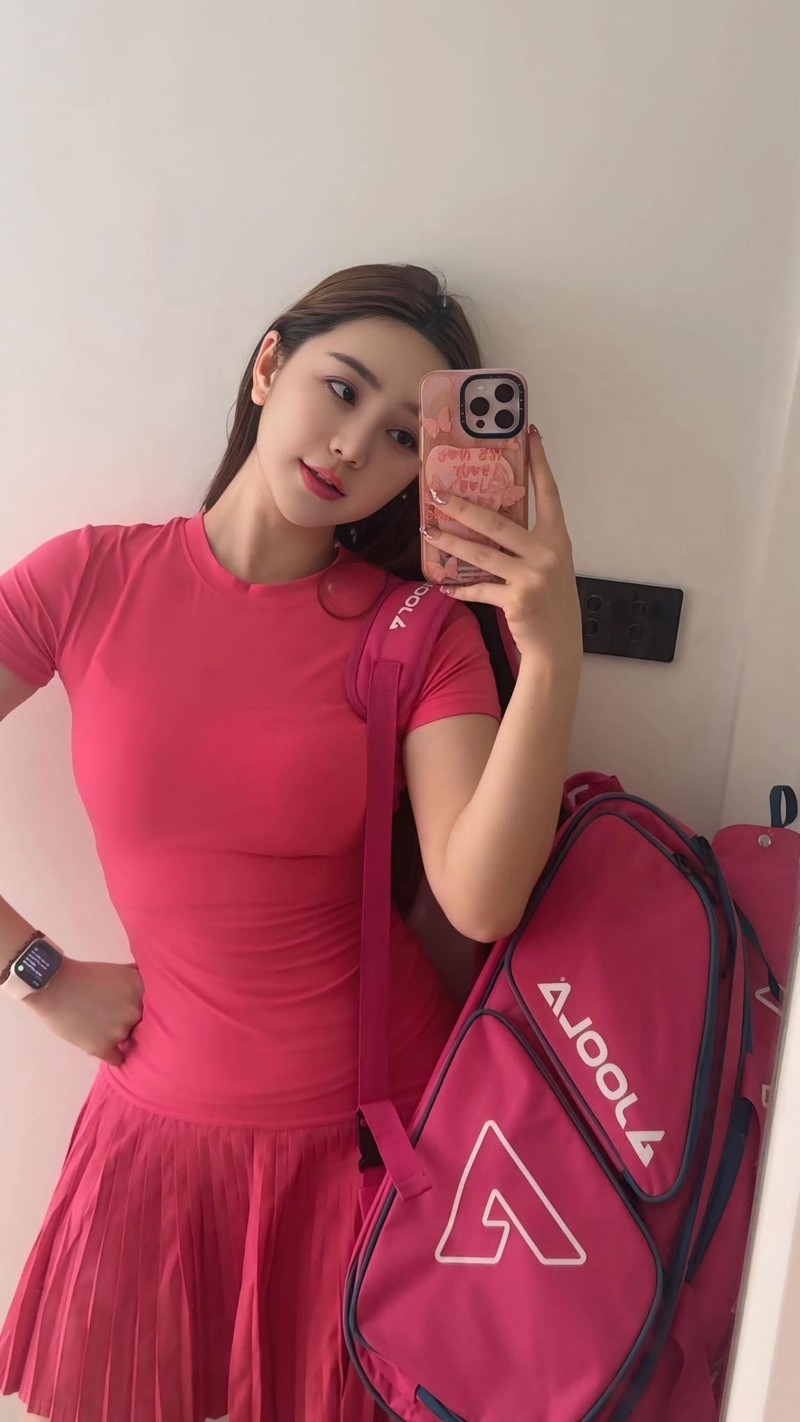 Hot girl san pickleball dien ao ngu ho hung hut view 