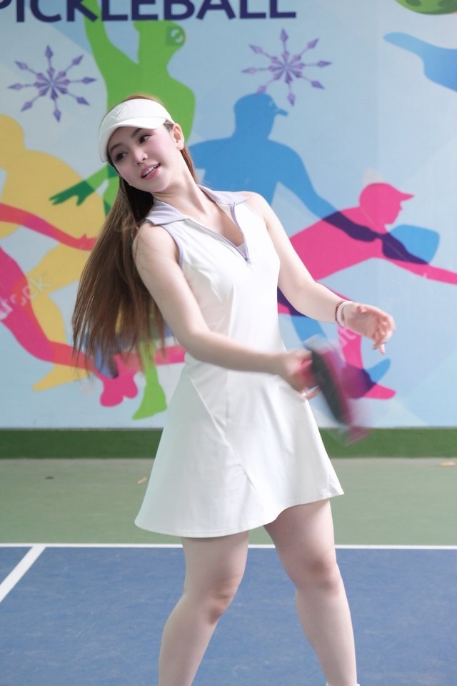 Hot girl san pickleball dien ao ngu ho hung hut view 